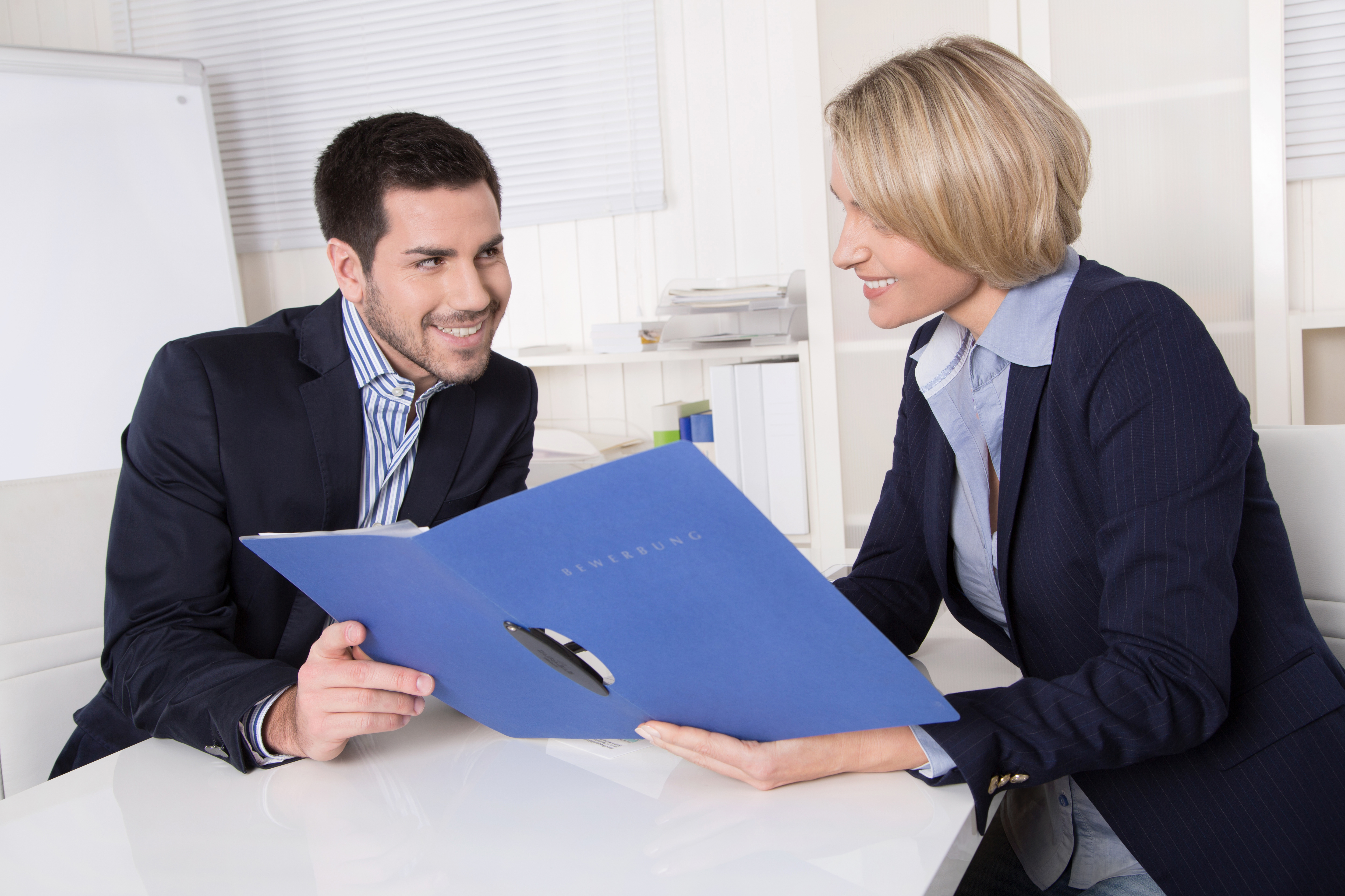 Vorstellungsgespräch: Personalchef und Bewerber im Gespräch