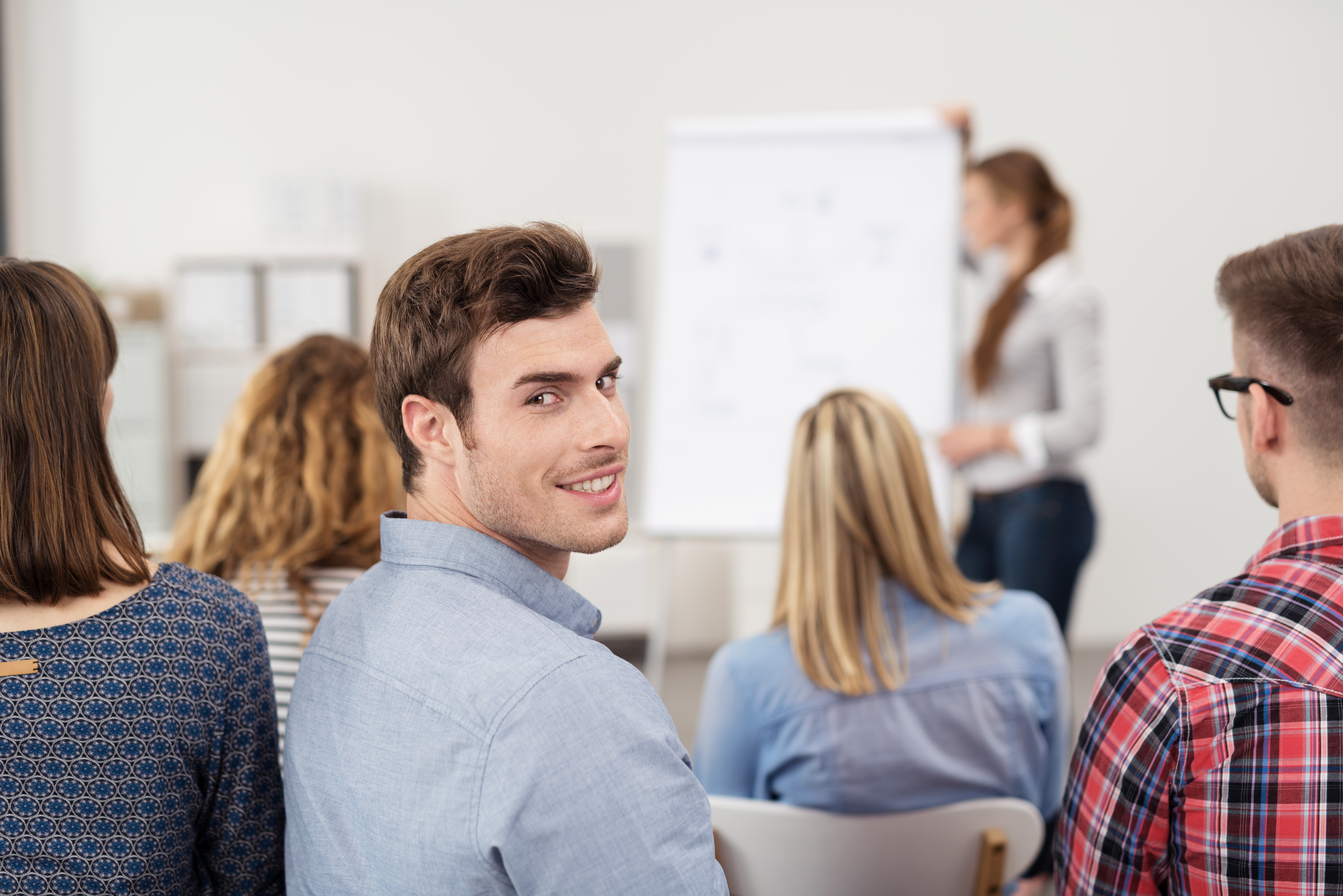 mann in einer schulung mit kollegen